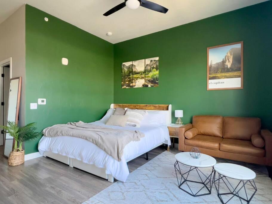Penthouse Views & Iconic El Capitan Ambiance